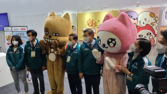 마스코트와 사진 촬영을 하는 박형준 부산광역시장 [사진=강경주 기자]