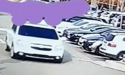 여성이 시비가 붙었던 차량 보닛에 커피를 버리는 모습. / 영상=보배드림