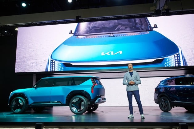 17일(현지시간) 기아 디자인 담당 카림 하비브 전무가 '2021 LA 오토쇼'에서 콘셉트 EV9 디자인 발표를 하고 있는 모습. 사진=기아 제공.