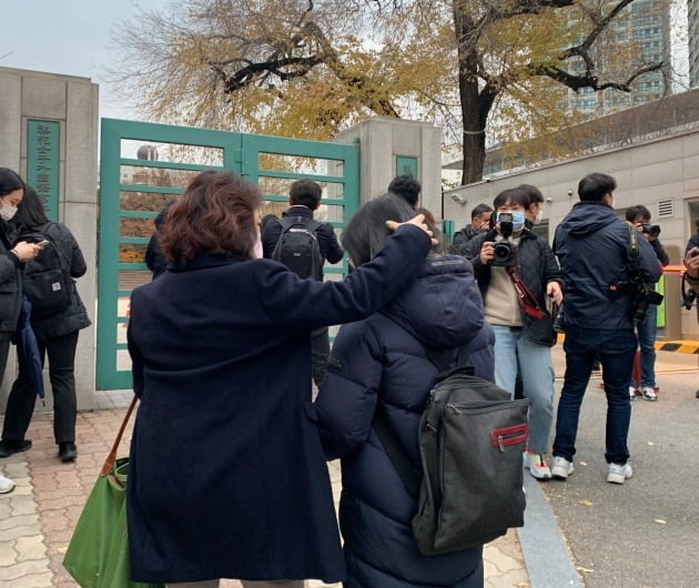 2022학년도 대학수학능력시험이 있는 18일 오전 서울 중구 이화여자외고 앞. 한 어머니가 수험생 자녀를 격려하고 있다. 장강호 기자. 