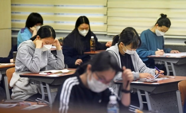 대학수학능력시험쟝에서 수험생들이 시험 시작 전 막바지 준비를 하고 있다. 사진은 기사 내용과 관련이 없음. /사진공동취재단