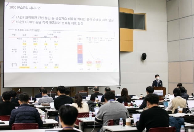 18일 광주 김대중컨벤션센터에서 '2021 한국자동차기자협회 심포지엄'에서 이민우 산업통상자원부 자동차과장이 주제 발표를 하고 있다.
