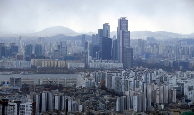 서울 중구 남산에서 바라본 마포와 여의도의 아파트 모습. /사진=허문찬 기자