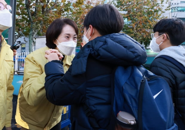 유은혜 부총리 겸 교육부 장관(왼쪽)이 22일 서울 용산구 금양초에서 등교하는 학생들과 인사하고 있다. 교육부 제공
