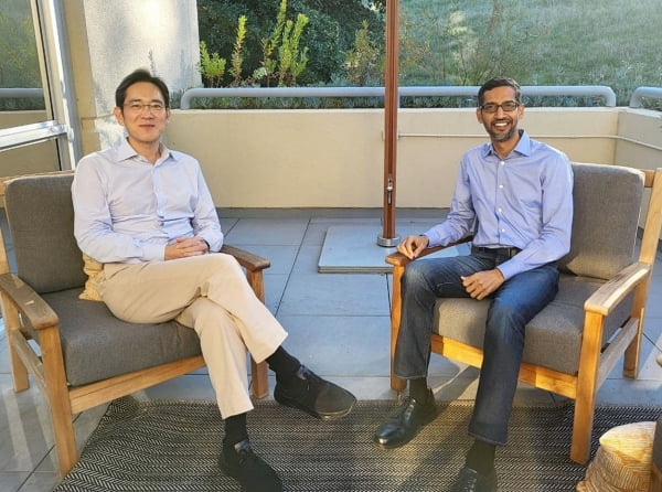 지난 22일(현지시각) 미국 캘리포니아주 마운틴뷰 구글 본사에서 만난 이재용 삼성전자 부회장(왼쪽)과 순다르 피차이(Sundar Pichai) 구글 CEO(오른쪽)가 만나 사업 협력 강화 방안에 대해 논의하고 있다. [사진=삼성전자 제공]