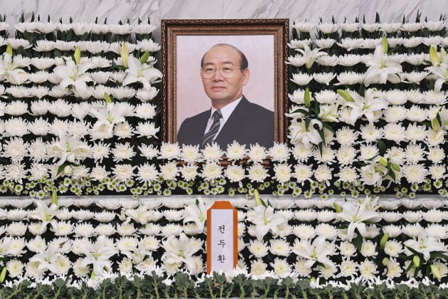 전두환 전 대통령이 사망한 23일 오후 서울 서대문구 세브란스병원 신촌장례식장에 빈소가 마련됐다. /사진=연합뉴스