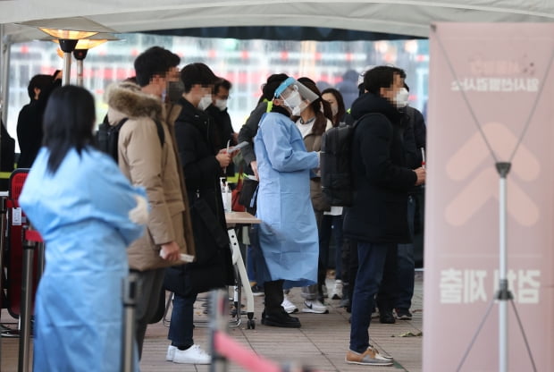 23일 오전 서울시청 앞 서울광장 코로나19 선별진료소를 찾은 시민들이 검사 순서를 기다리고 있다. 사진=연합뉴스