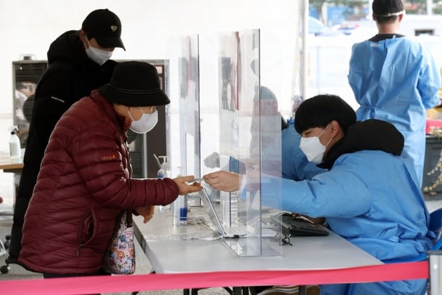 국내 코로나19 확진자가 발생한 이후 처음으로 4000명대를 넘어선 24일 오전 서울 중구 서울역 선별진료소에 시민들이 검사를 받기 위해 줄지어 서있다. /사진=김범준 기자 