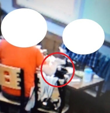삼계탕 가게를 운영한다고 밝힌 한 자영업자가 손님들이 뚝배기에 휴지를 넣는 모습이 담긴 CCTV를 공개했다. /사진=온라인 커뮤니티 보배드림 영상 캡쳐