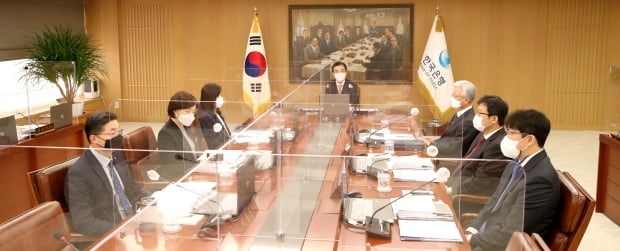 이주열 한국은행 총재가 25일 오전 서울 중구 한국은행에서 열린 금융통화위원회 본회의를 주재하고 있다. 사진=한국은행