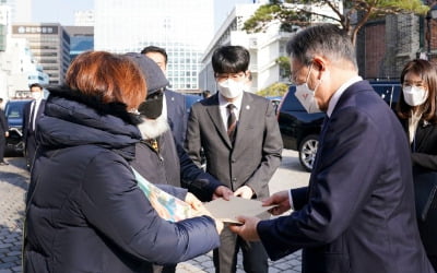 문재인 대통령, 이예람 중사 특검 요구에 "살펴보겠다"