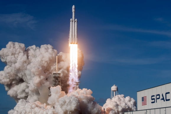 케네디 우주센터에서 이륙하는 스페이스X의 대형 로켓 ‘팰컨 헤비’의 모습.