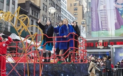 퍼레이드 카에서 손 흔드는 에스파…美 추수감사절 축제 장식