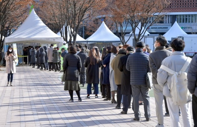 26일 오전 서울광장 임시선별진료소에 코로나19 검체 검사를 받으려는 시민들이 기다리고 있다. /사진=김영우 기자