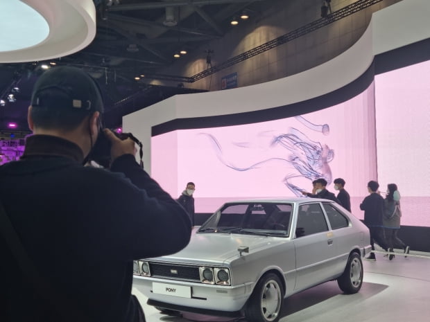 26일 정식 개막한 '2021 서울모빌리티쇼'에 전시된 현대차 '포니 EV 콘셉트카'. 사진=신현아 기자