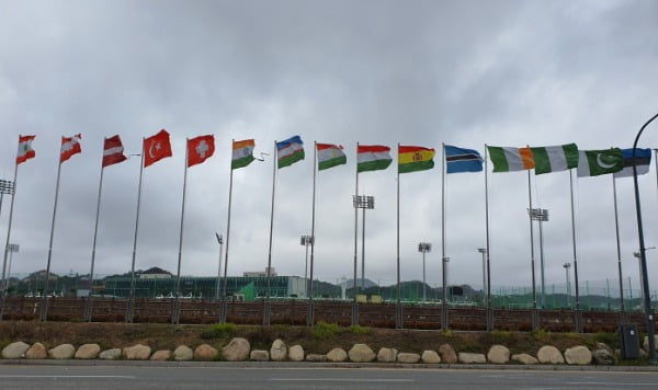 강원도 평창군 횡계리 일대. 만국기가 휘날리는 모습에서 올림픽이 열렸던 곳임을 알 수 있다. / 사진= 김하나 기자