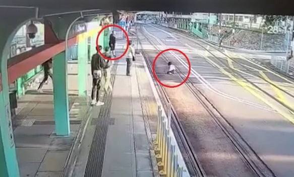 홍콩 전철 승강장에서 일면식도 없는 여성을 선로로 밀친 30대 남성이 경찰에 체포됐다. /사진=SCMP Clips 유튜브 영상 캡쳐