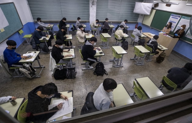 2022학년도 대학수학능력시험이 치러진 지난 18일 오전 서울 여의도고등학교에 마련된 시험장에서 수험생들이 시험을 기다리고 있다.  사진공동취재단.