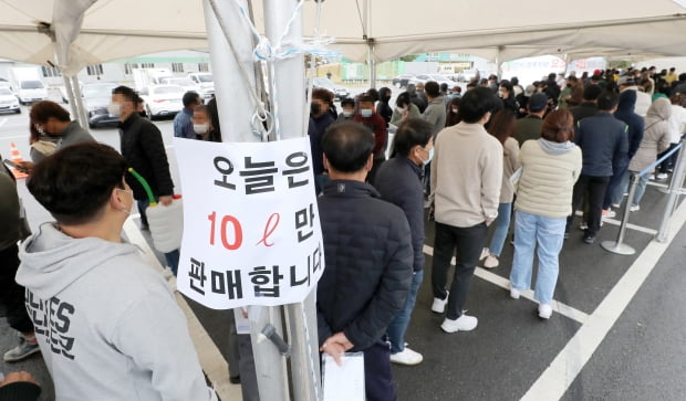  9일 전북 익산시 실내체육관 앞에 요소수를 구매하려는 인파가 몰려 있다. 사진=연합뉴스