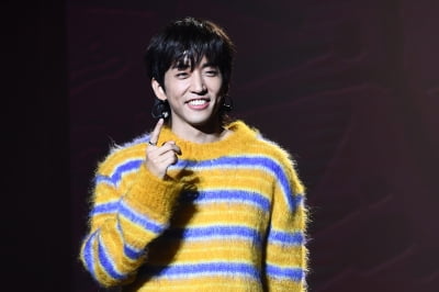 [포토] 이승윤, '팬들 마음 흔드는 귀여움~'