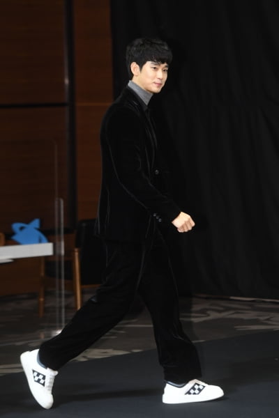  김수현, '수줍은 미소 지으며 입장'