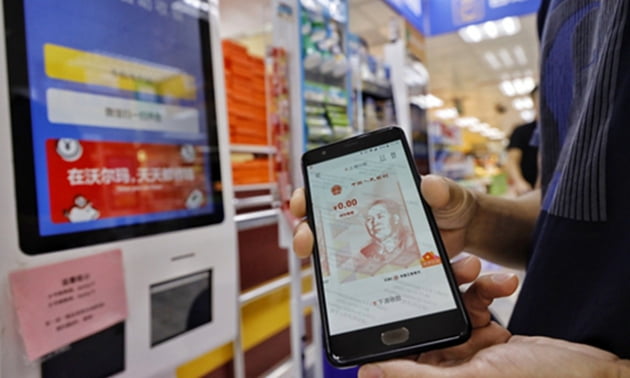 디지털 위안화 '빨간 패킷'을 받은 주민들이 광둥성 선전의 한 상점에서 돈을 사용하고 있다. / 출처  Li Hao/GT