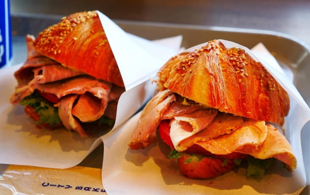 '하쿠바 마운틴 하버' 의 THE CITY BAKERY에서 판매하는 하쿠바 돼지 고기햄 크로와상 샌드위치
/ JAPAN NOW