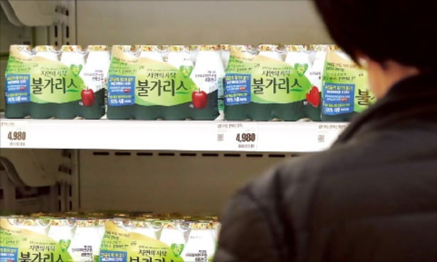 서울의 한 대형마트에서 소비자가 유제품 판매대를 둘러보는 모습.  사진=연합뉴스