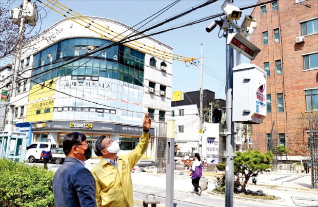 정용래 대전 유성구청장(오른쪽)이 유성구가 궁동에 마련한 인공지능(AI) 기반 무단투기 감시카메라를 점검하고 있다.   유성구  제공 