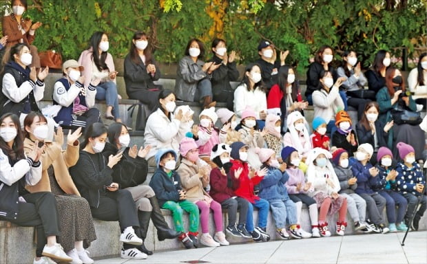 [포토] 활기 띠는 대학가 축제   