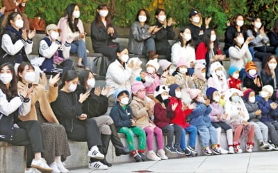  활기 띠는 대학가 축제