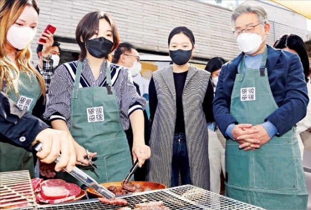 [포토] 막 오른 대선 레이스…이재명·윤석열, 청년에 구애