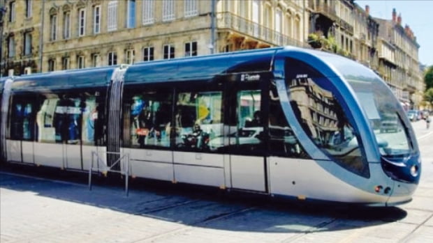 알스톰사가 유럽 주요 도시에 구축한 지면급전 방식의 트램.  한경DB 