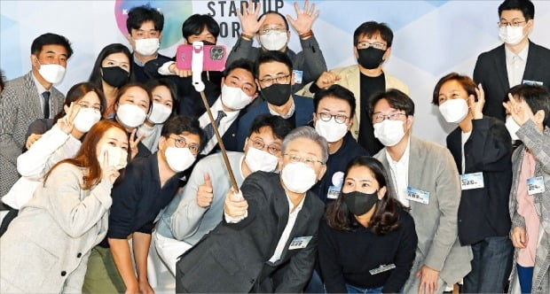 이재명 더불어민주당 대선후보가 8일 서울 성수동에서 열린 스타트업 정책 토론회에서 기념사진을 찍고 있다.   김병언 기자 