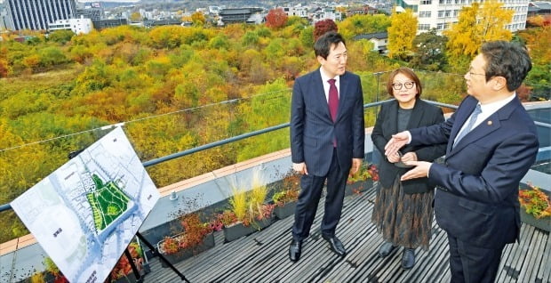 < “이곳에 ‘이건희 미술관’ 들어섭니다” > 오세훈 서울시장(왼쪽부터), 김영나 국가기증 이건희 소장품 활용위원회 위원장, 황희 문화체육관광부 장관이 10일 안국동 서울공예박물관 옥상에서 송현동 일대를 바라보며 대화를 나누고 있다. 지난 9일 문체부는 송현동 부지에 고(故) 이건희 삼성그룹 회장이 남긴 2만3000여 점의 미술품·문화재를 전시·보관할 미술관을 짓기로 결정했다. /김범준 기자 