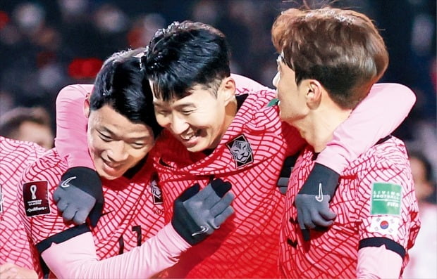 [포토] 3만 관중 앞에서 황희찬 PK골…벤투호, UAE에 1-0 승리 