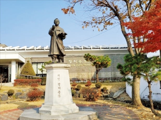 충북 옥천에 있는 정지용문학관. 시인의 동상을 붉은 단풍잎이 감싸고 있다.  정지용문학관 제공 