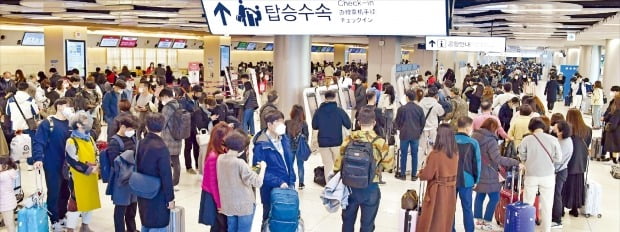 [포토] 진에어 전산 장애로 김포공항 ‘북새통’