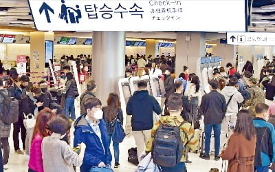 [포토] 진에어 전산 장애로 김포공항 ‘북새통’