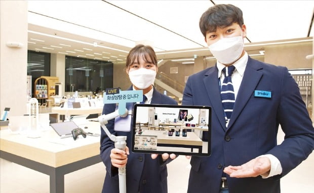 삼성전자의 상담사(디테일러)가 삼성 디지털프라자 서울 대치점에서 ‘삼성 가상현실(VR) 스토어’를 소개하고 있다. /삼성전자 제공 