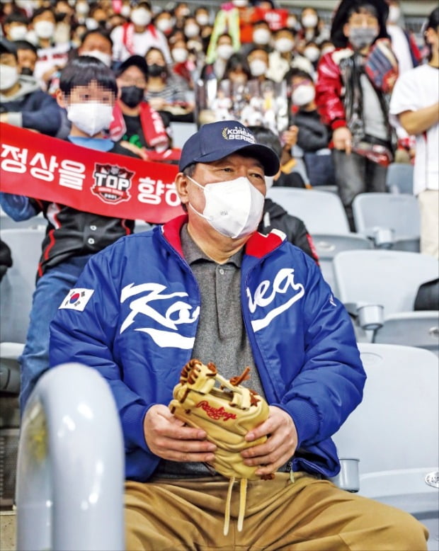 < 한국시리즈 1차전 관람 > 윤석열 국민의힘 대선후보가 14일 서울 고척동 고척스카이돔에서 ‘2021 프로야구 한국시리즈’ 1차전 두산 베어스와 KT 위즈 간 경기를 관람하고 있다.  연합뉴스 