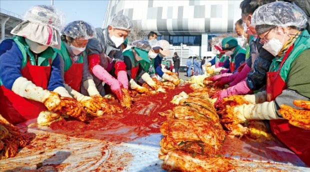 [포토] 사랑의 김장 담그기