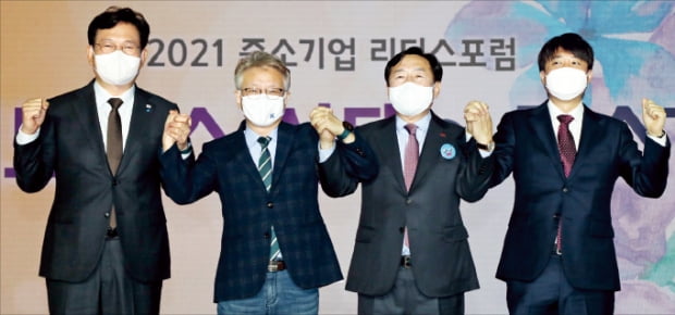 ‘2021 중소기업 리더스포럼’에서 송영길 더불어민주당 대표(왼쪽부터), 권칠승 중소벤처기업부 장관, 김기문 중소기업중앙회 회장, 이준석 국민의힘 대표가 기념촬영하고 있다.  중기중앙회 제공 