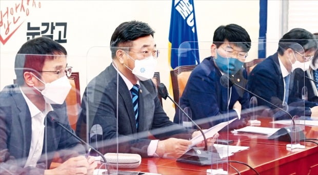 윤호중 더불어민주당 원내대표(왼쪽 두 번째)가 16일 국회에서 열린 원내대책회의에서 발언하고 있다.  김병언 기자 