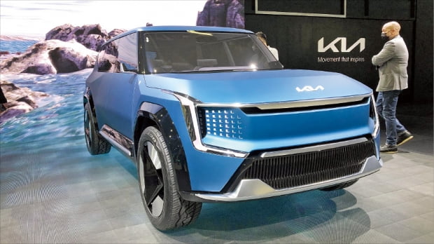 기아의 대형 전기 스포츠유틸리티차량(SUV) 콘셉트카 ‘EV9’. 내연기관 전면부 디자인 ‘타이거 노즈’를 전기차에 어울리는 ‘디지털 타이거 페이스’로 바꿨다.   기아 제공 