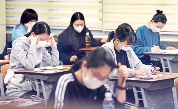 < 긴장 > ‘2022학년도 대학수학능력시험’이 치러진 18일 서울 청파동 선린인터넷고에서 수험생들이 시험 시작 전 막바지 준비를 하고 있다. 이날 수능은 지난해보다 수학영역이 어렵게 출제됐다는 평가가 많았다.   /사진공동취재단 