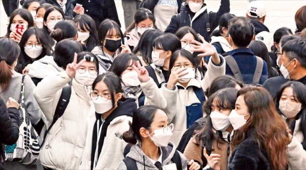 < “끝났다” > 18일 서울 안국동 덕성여고에서 2022학년도 대입수학능력시험을 마친 수험생들이 교문을 나서고 있다. 이날 수능은 전국 86개 시험지구, 1251개 시험장에서 일제히 치러졌다.  /허문찬 기자 