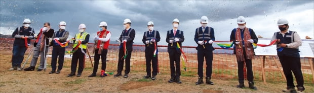 지난 19일(현지시간) 친체로 신공항 부지에서 열린 착공식에서 조영준 주 페루대사(왼쪽 세 번째부터), 손창완 한국공항공사 사장, 로베르토 산체스 페루 관광통상부장관, 윤영준 현대건설 사장 등이 테이프를 자르고 있다. 강준완 기자
 