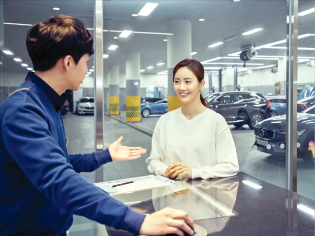 볼보 직원이 토스 카지노에게 차량 진단 및 수리 내용을 설명하고 있다.  볼보  제공 