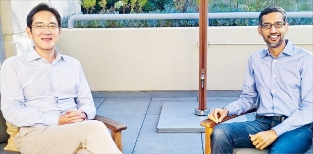 이재용 삼성전자 부회장(왼쪽)은 22일(현지시간) 미국 캘리포니아주 마운틴뷰 구글 본사에서 순다르 피차이 구글 최고경영자(CEO)와 만나 협력 방안을 논의했다. /삼성전자 제공 